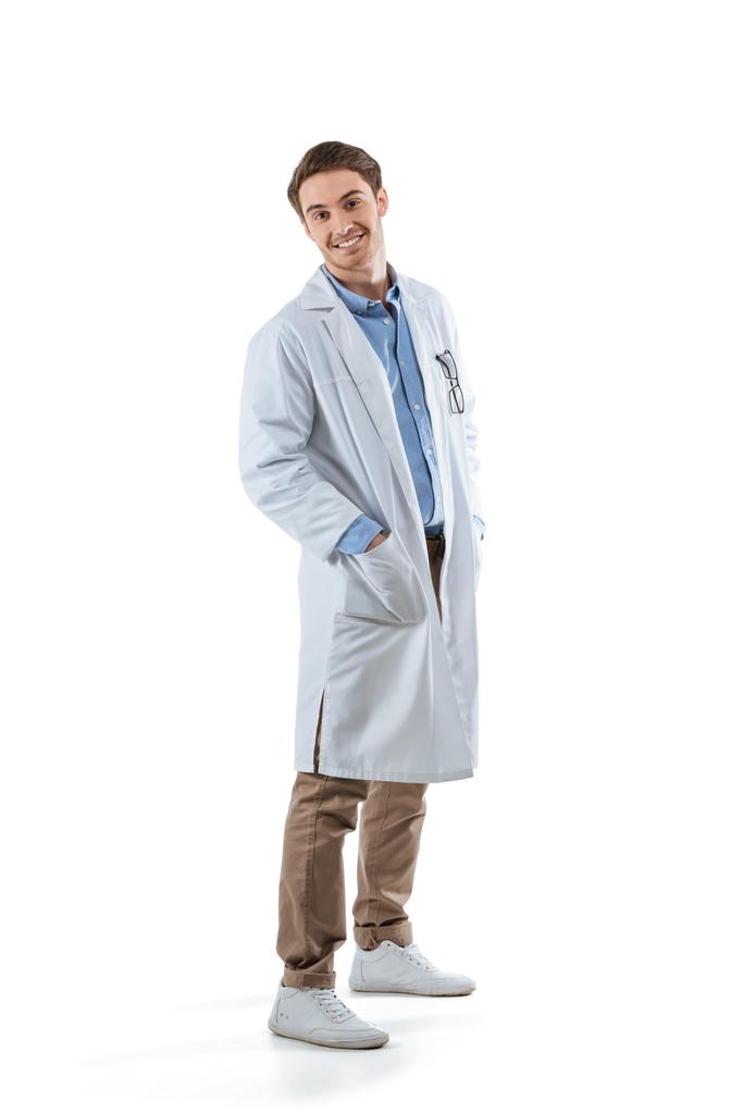 fröhlicher Chemiker im weißen Kittel - Foto, Bild