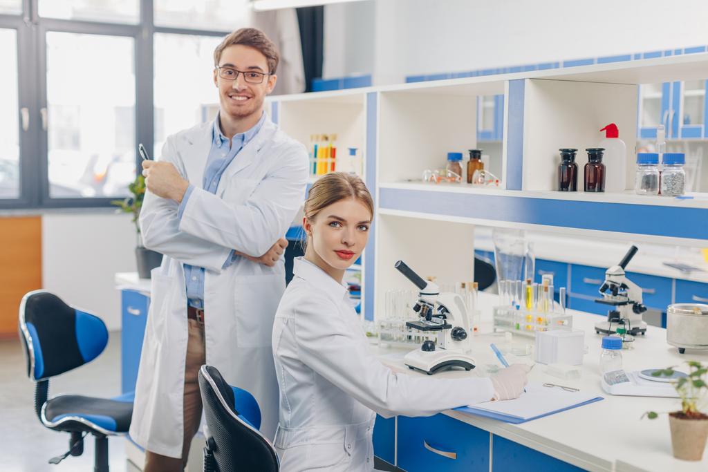 Επιστήμονες που εργάζονται στο εργαστήριο - Φωτογραφία, εικόνα