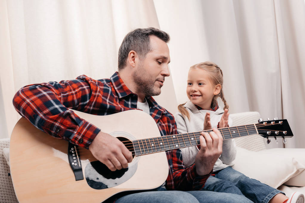 apa és lánya, gitározni - Fotó, kép