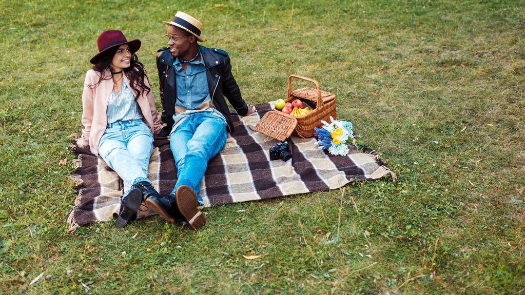 multikulturális pár ül a takaró  - Fotó, kép
