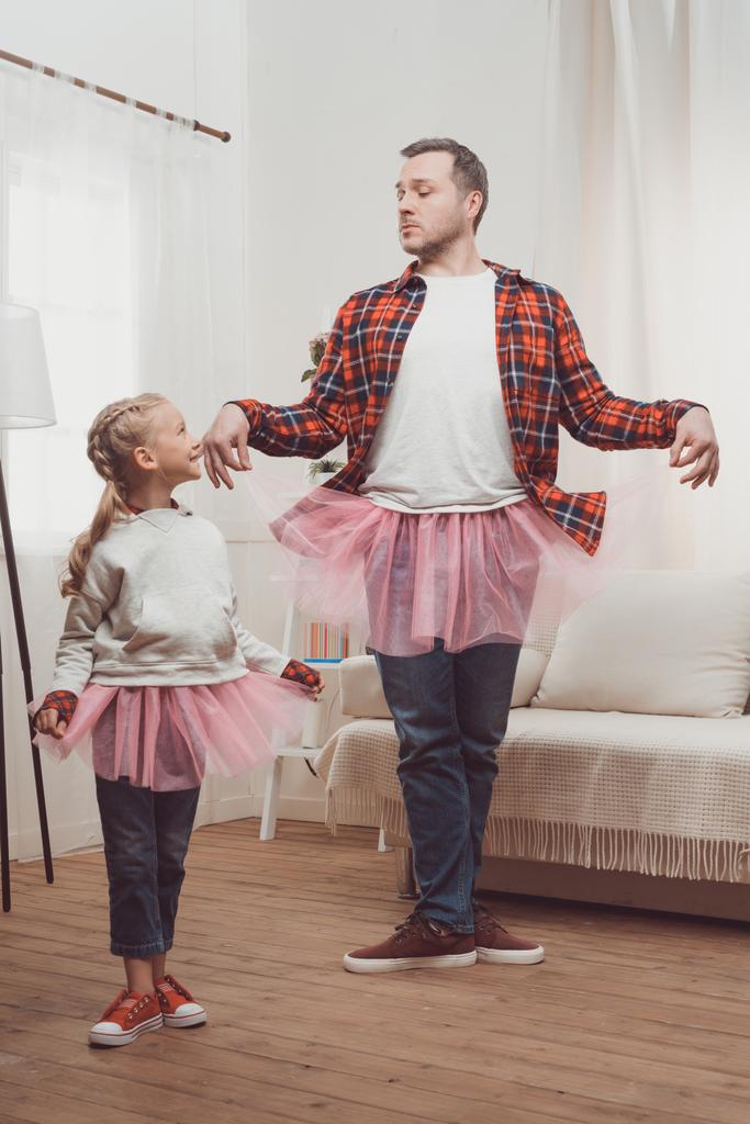 padre e hija en faldas rosadas
 - Foto, Imagen
