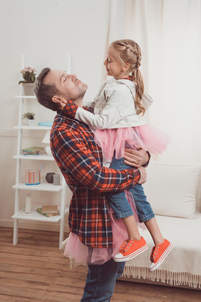 otec a dcera v růžové sukně - Fotografie, Obrázek