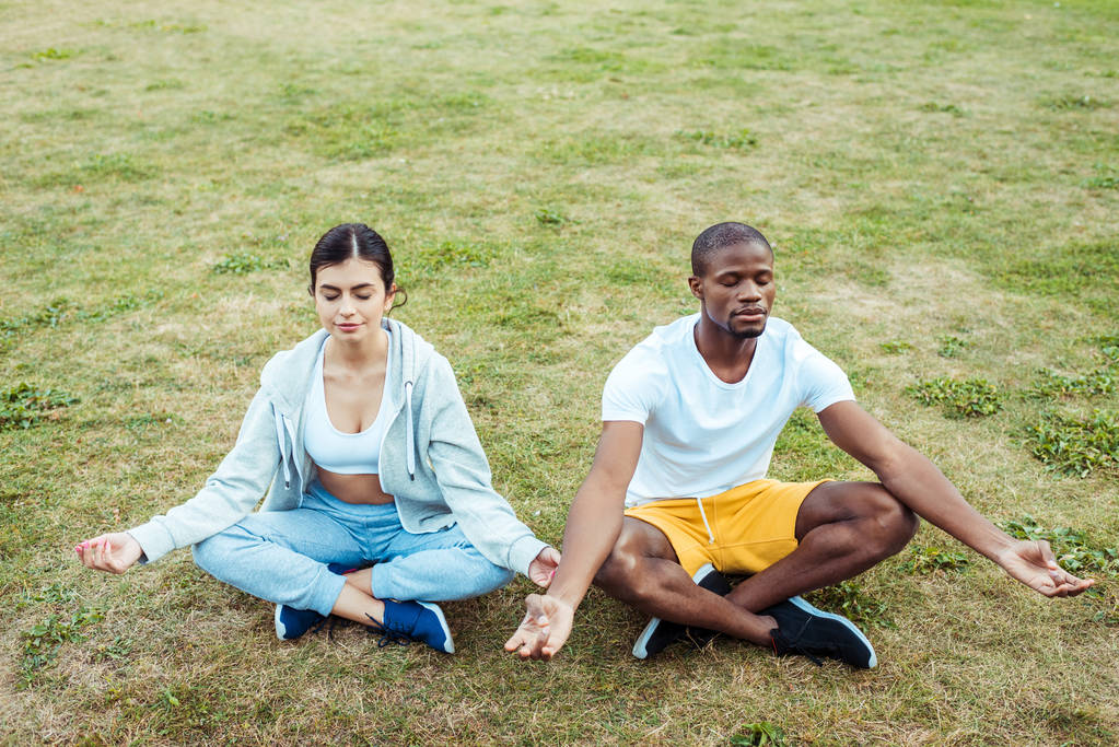 Couple Interracial assis en position Lotus
 - Photo, image