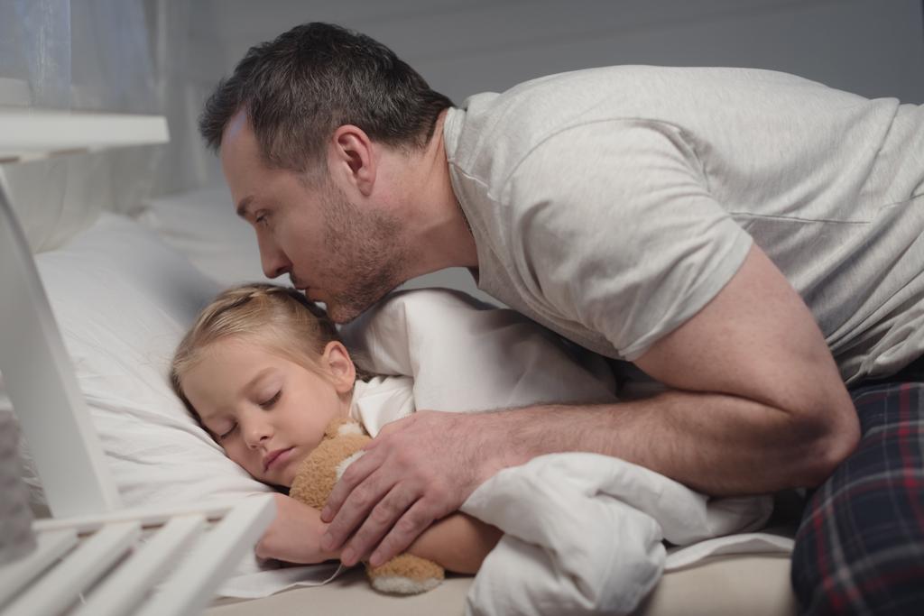 Vater und Tochter beim Schlafengehen - Foto, Bild