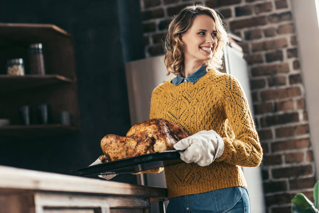 woman carrying tray with turkey - Photo, Image
