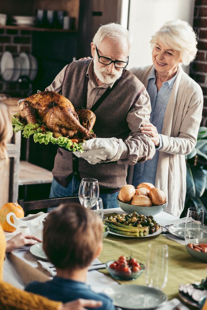 grootvader Turkije zetten thanksgiving tabel - Foto, afbeelding