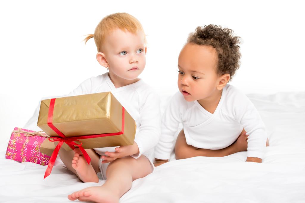 niños multiétnicos con regalos envueltos
 - Foto, imagen