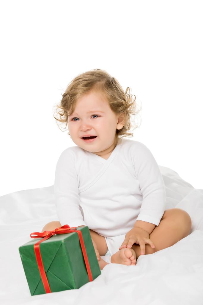 дівчинка-малюк з загорнутим подарунком
 - Фото, зображення