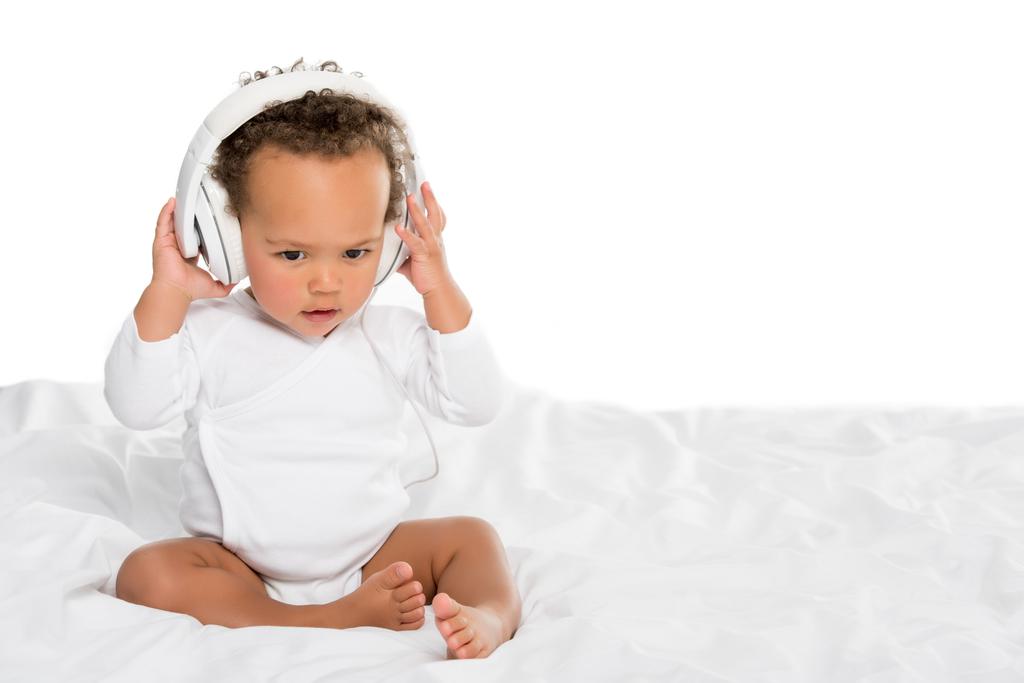 criança americana africana com fones de ouvido
 - Foto, Imagem
