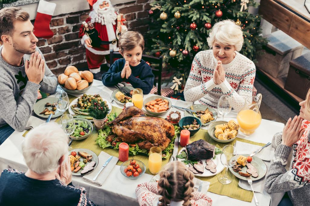 Noel yemeği için dua aile - Fotoğraf, Görsel