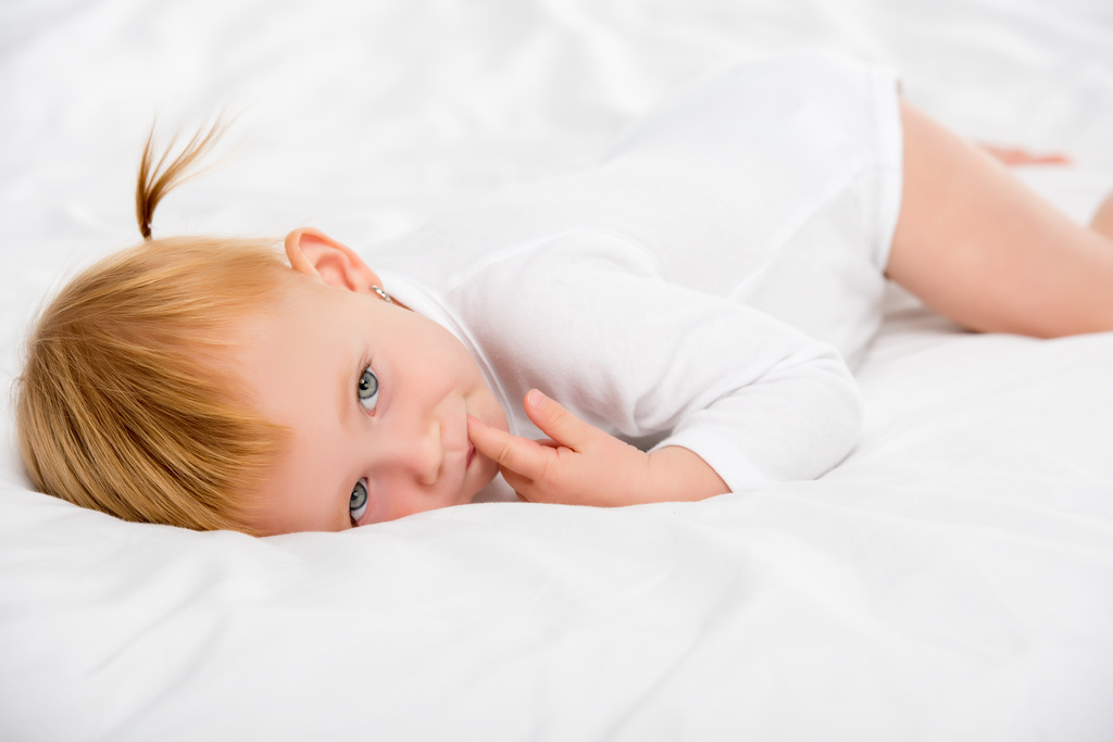 bambino sdraiato sul letto - Foto, immagini