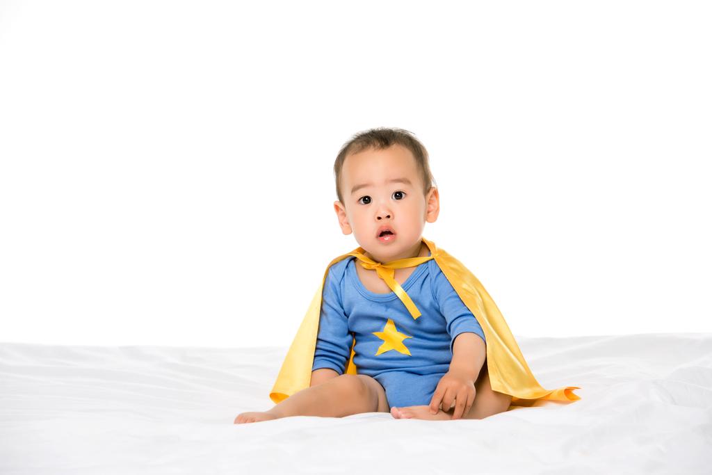 азіатський малюк у супергеройському мисі
 - Фото, зображення
