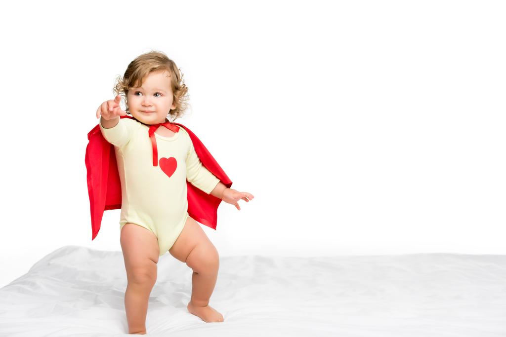adorabile bambino in mantello supereroe
 - Foto, immagini