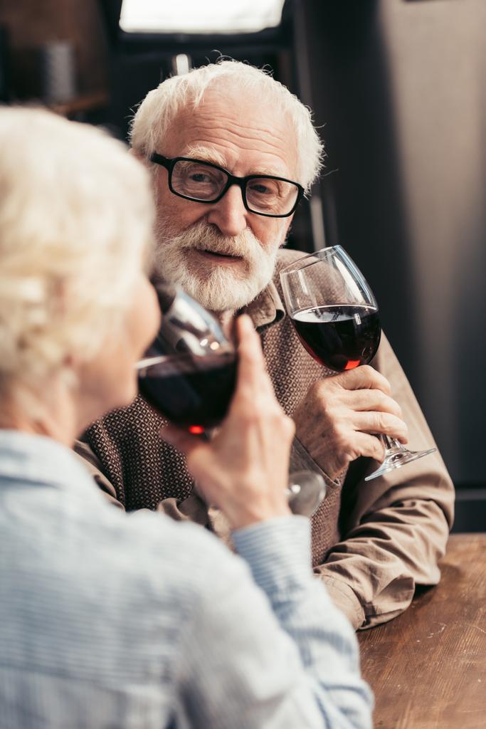 Couple âgé buvant du vin - Photo, image
