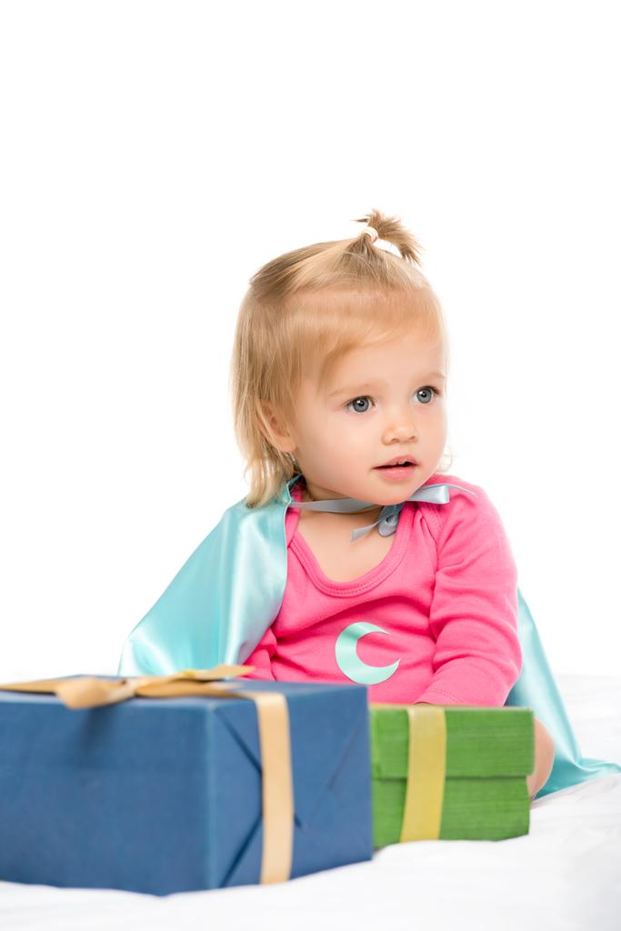 Baby mit eingewickelten Geschenken - Foto, Bild