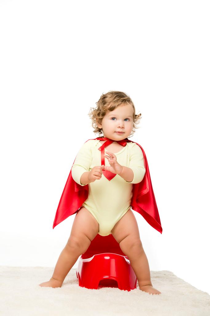 niño pequeño en capa de superhéroe con pottie
 - Foto, Imagen