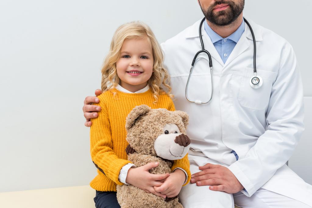 Lastenlääkäri pienen tytön kanssa
 - Valokuva, kuva