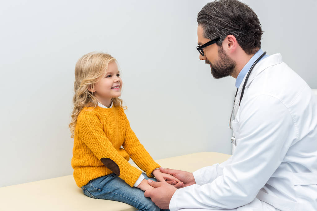pediatrist hand in hand voor meisje - Foto, afbeelding