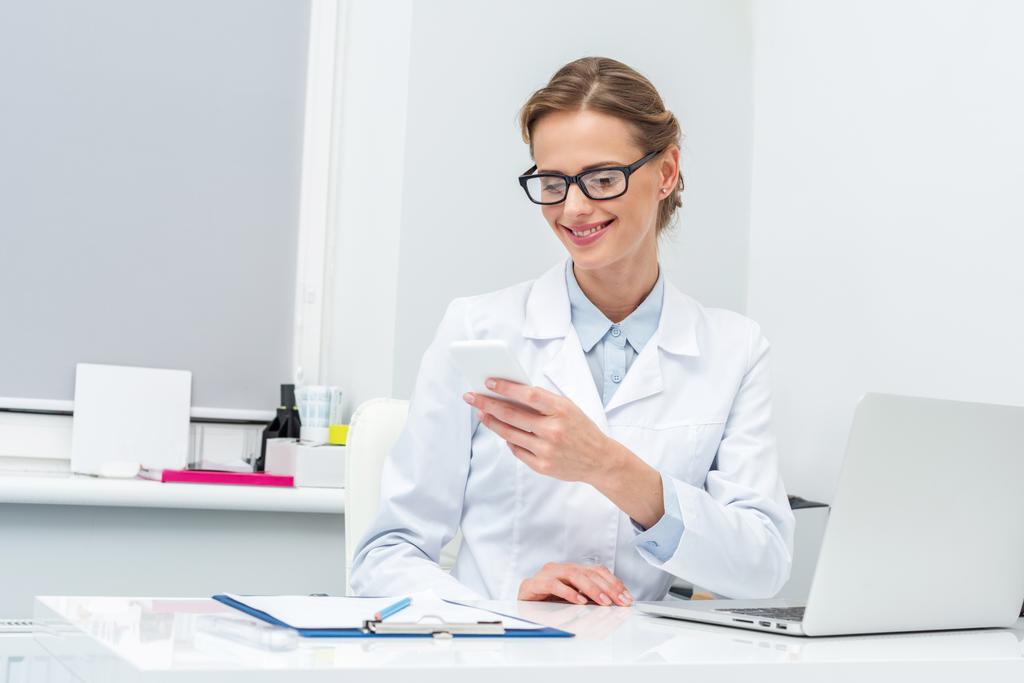Medico femminile utilizzando Smartphone - Foto, immagini