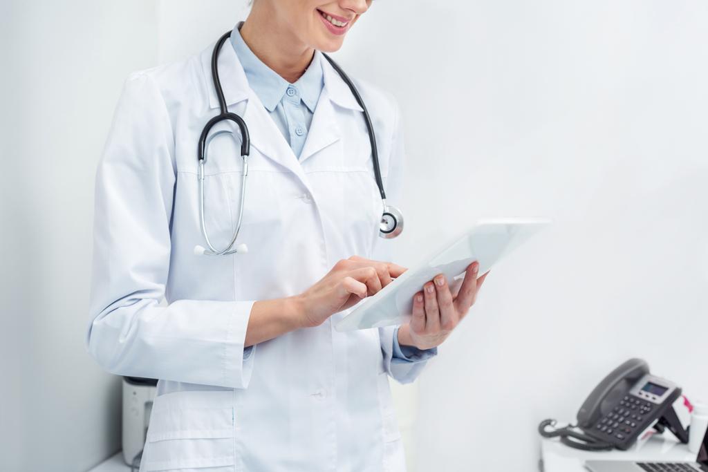Kobieta lekarz za pomocą tabletu cyfrowego - Zdjęcie, obraz