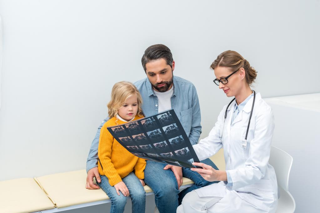 Doktor gösteren x-ışını hastalara - Fotoğraf, Görsel