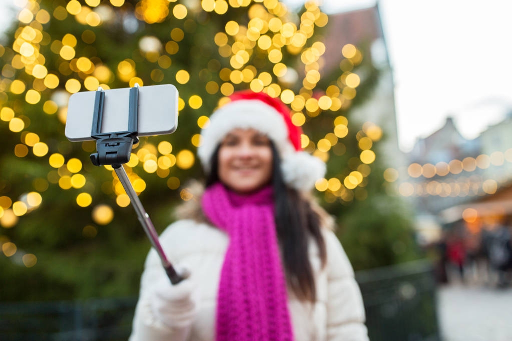Nainen ottaa selfie älypuhelimella jouluna
 - Valokuva, kuva