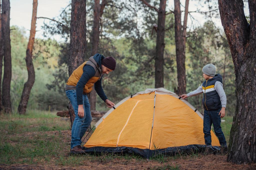 Vater und Sohn bauen Zelt auf - Foto, Bild