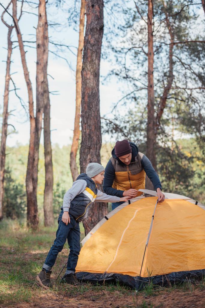 Vater und Sohn bauen Zelt auf - Foto, Bild