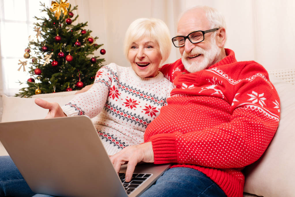 Ηλικιωμένο ζευγάρι που χρησιμοποιεί φορητό υπολογιστή - Φωτογραφία, εικόνα
