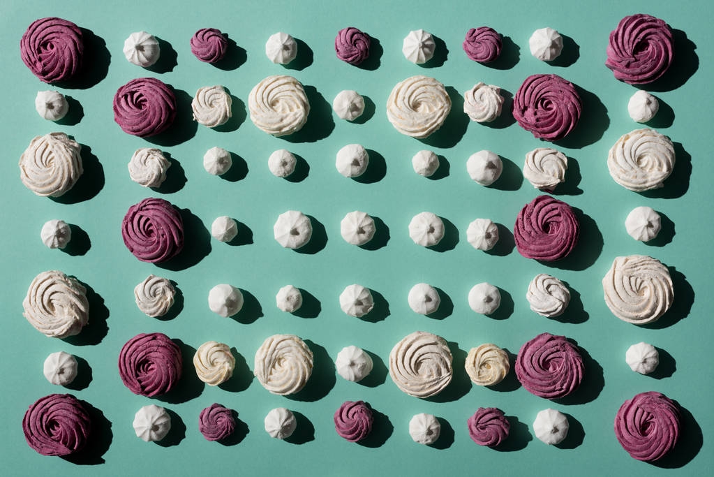Berry και λευκά marshmallows - Φωτογραφία, εικόνα