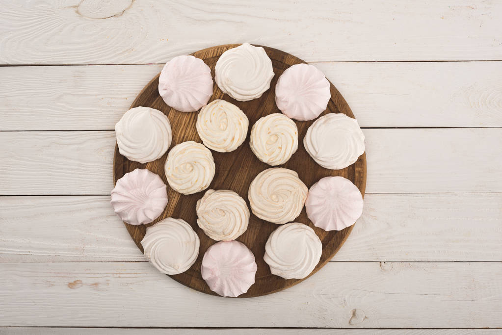 marshmallows em tábua redonda
 - Foto, Imagem