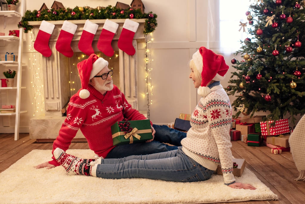 Ζευγάρι με Χριστουγεννιάτικο δώρο  - Φωτογραφία, εικόνα