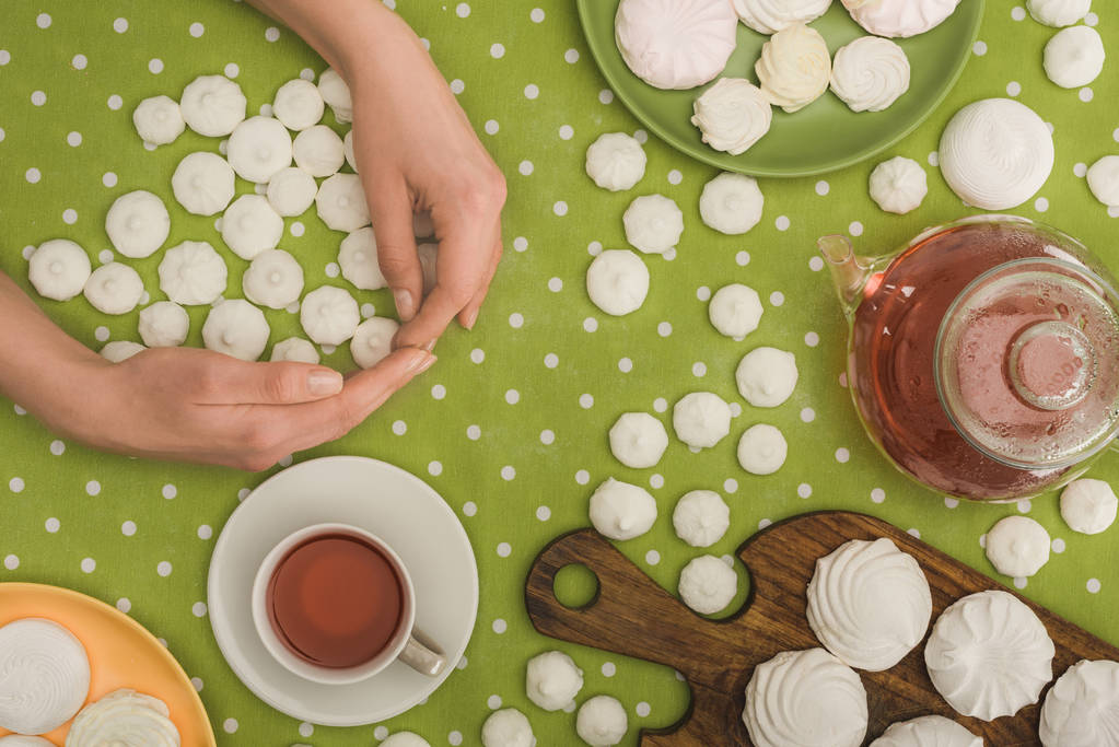 marshmallows białe i herbata - Zdjęcie, obraz