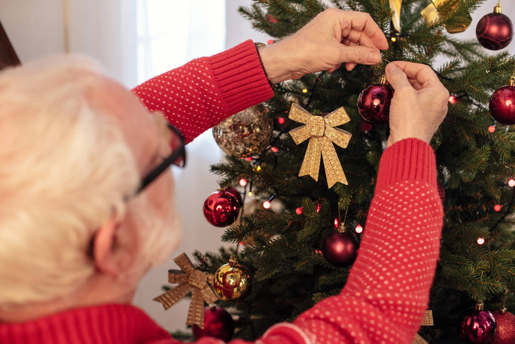 Senior férfi díszítő karácsonyfa - Fotó, kép