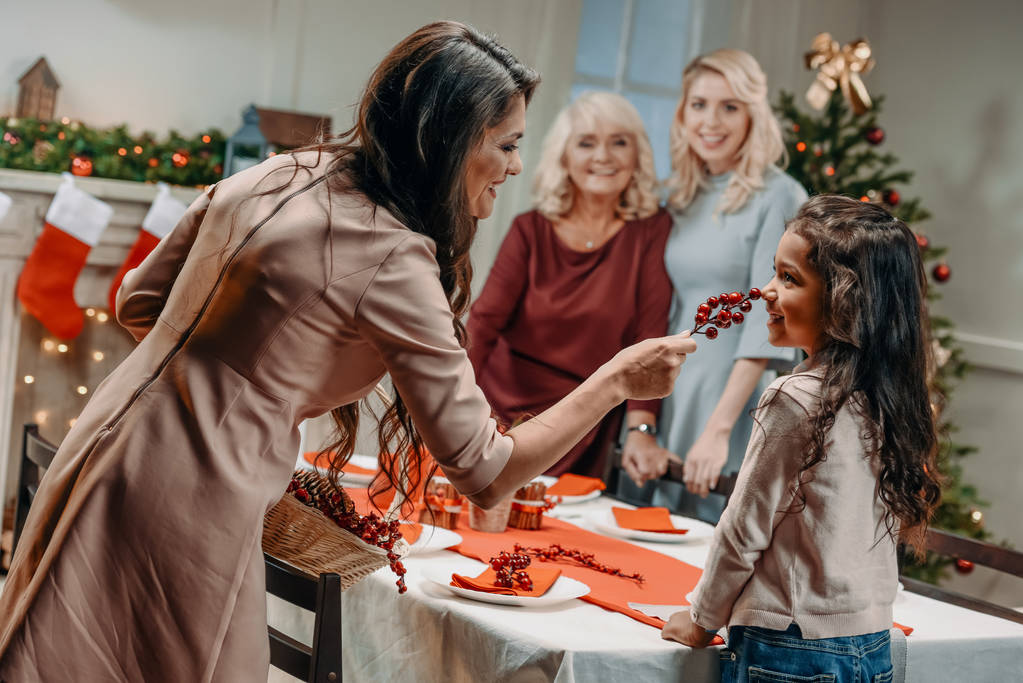 femmes décorant table de Noël
 - Photo, image