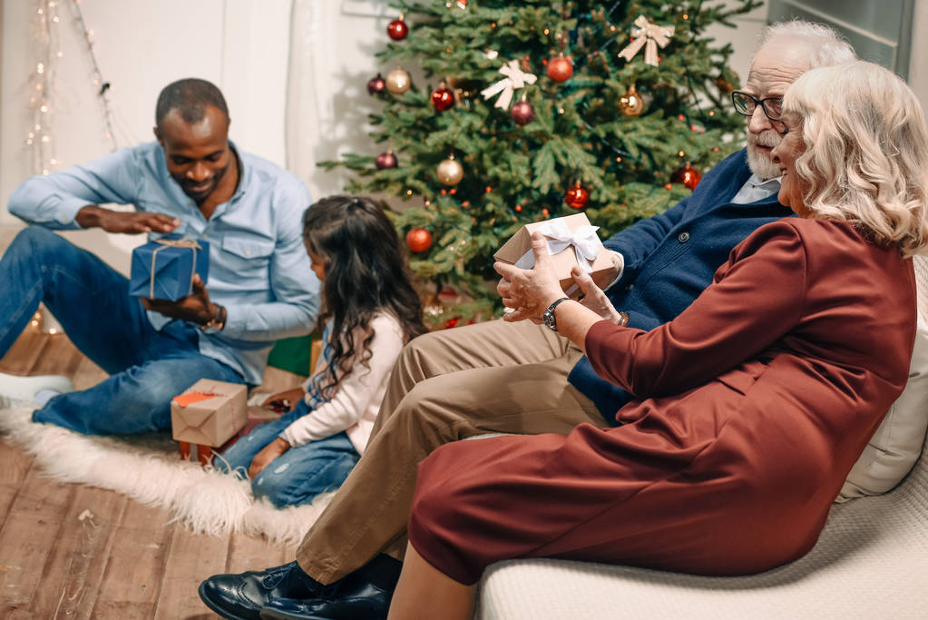 família multiétnica no Natal
 - Foto, Imagem