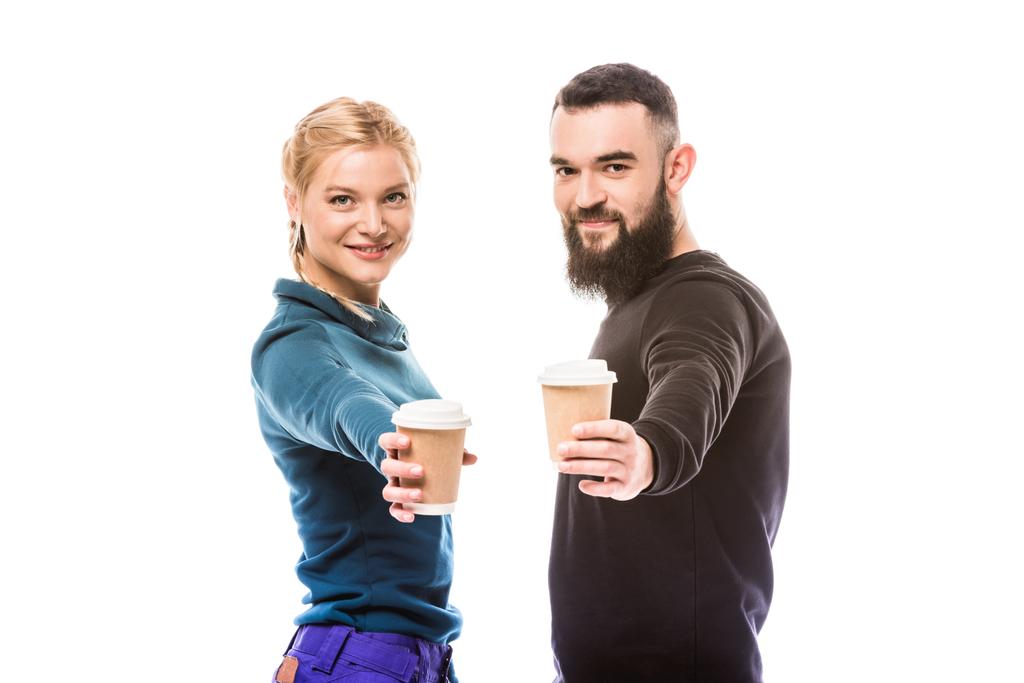 行きコーヒーとスノーボーダーのカップル - 写真・画像