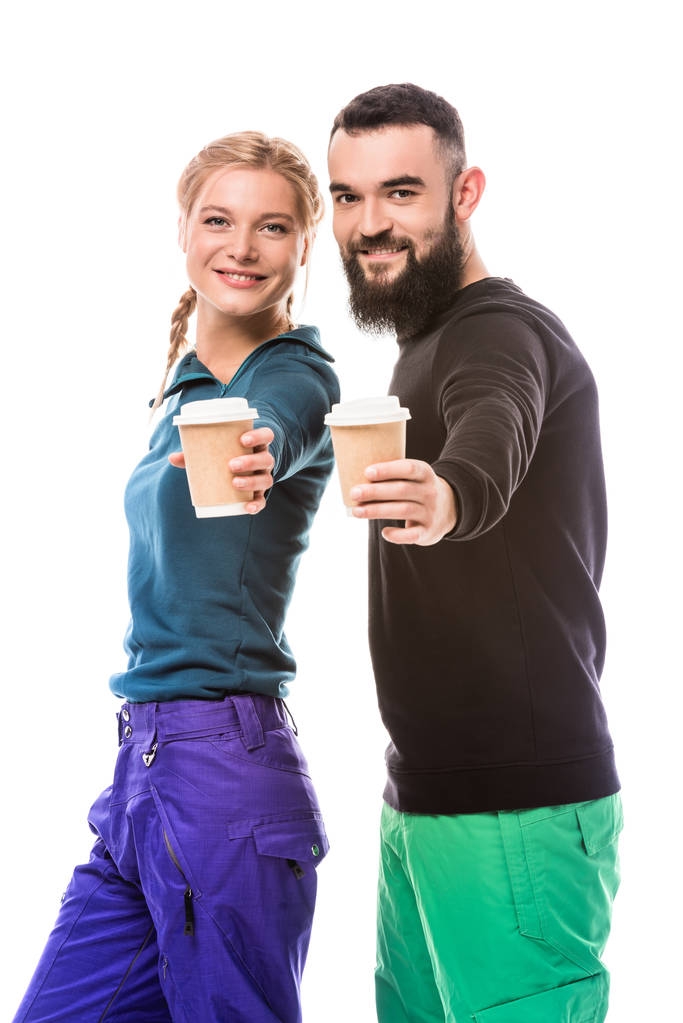 coppia di snowboarder con caffè da asporto
 - Foto, immagini