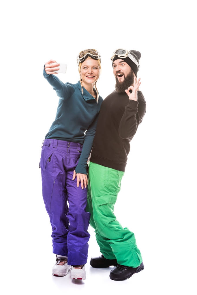 Snowboarders tomando selfie
 - Foto, Imagen