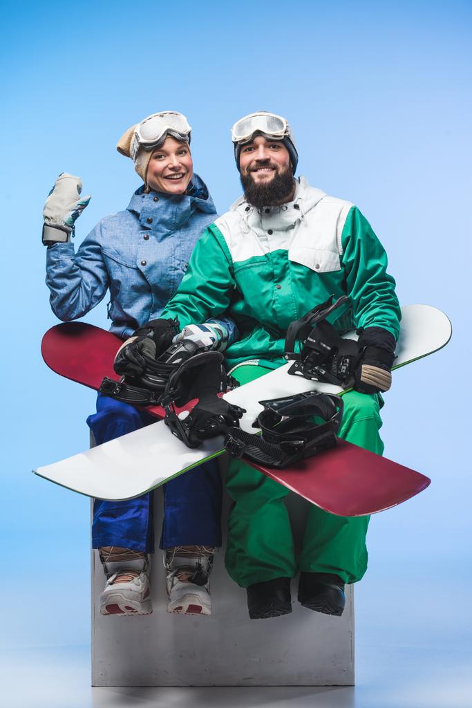 młody snowboardzistów z desek snowboardowych - Zdjęcie, obraz