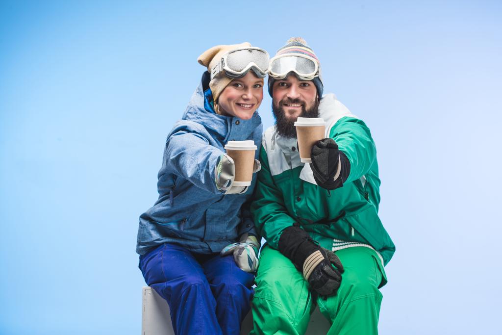 сноубордисти з кавою, щоб піти
 - Фото, зображення