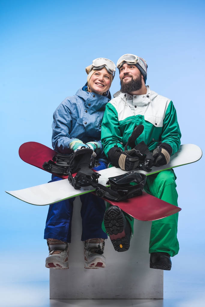 giovani snowboarder con snowboard
 - Foto, immagini