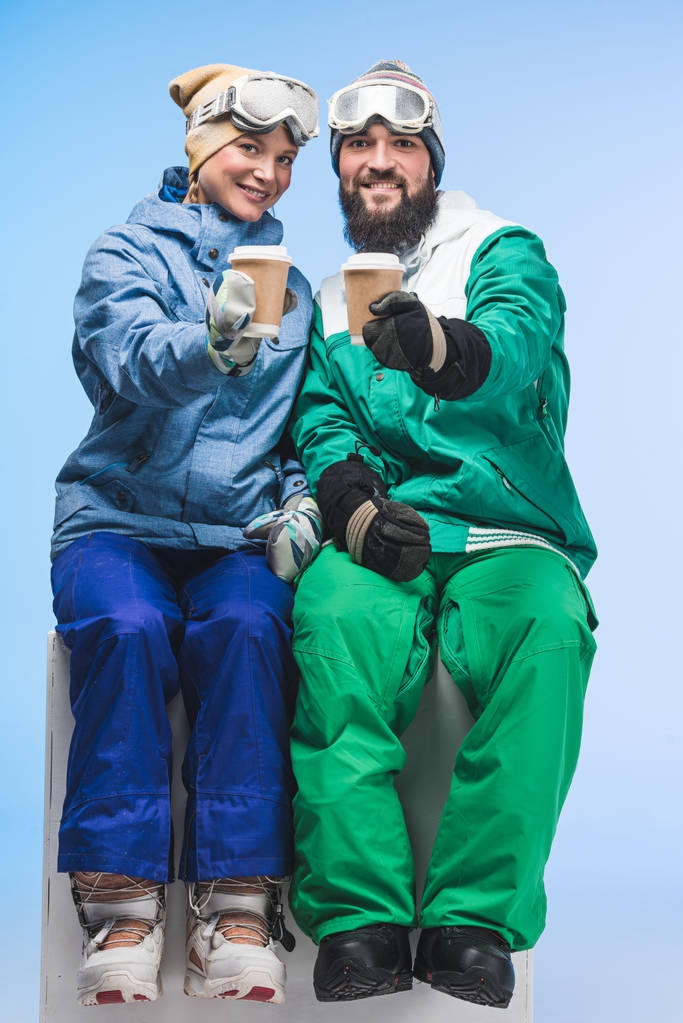 snowboarders με τον καφέ να πάμε - Φωτογραφία, εικόνα