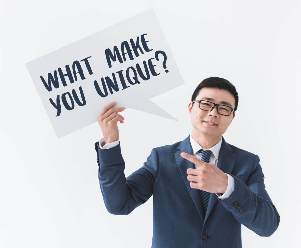 азиатский бизнесмен с вопросом на карточке
 - Фото, изображение