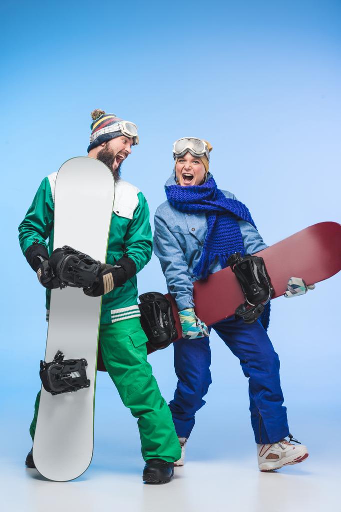snowboarders jóvenes con snowboards
 - Foto, Imagen