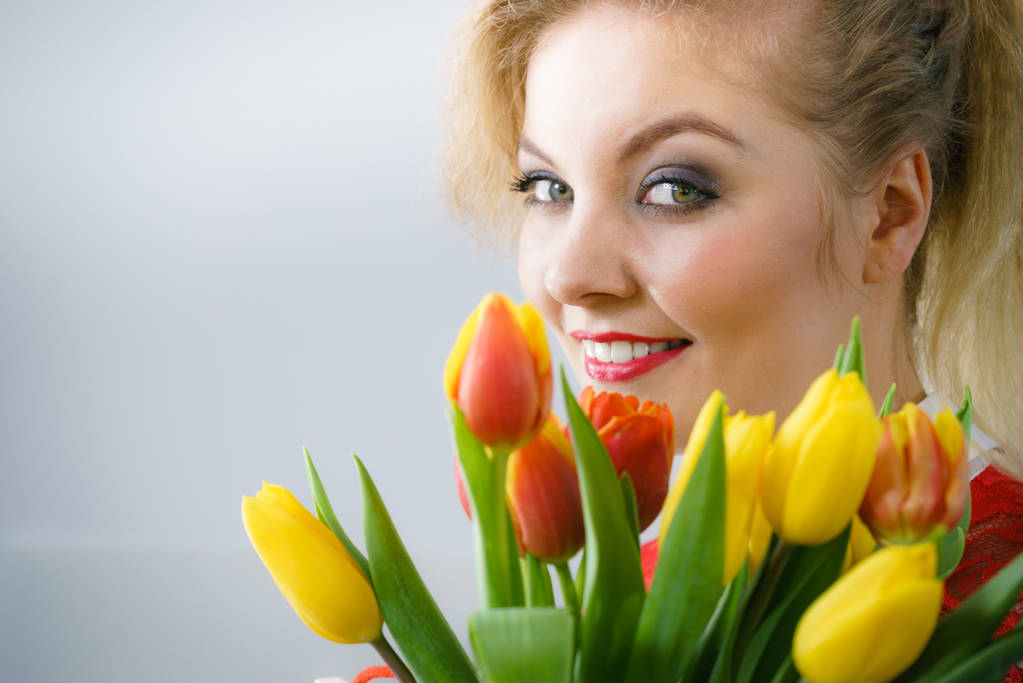 Mujer sosteniendo ramo de tulipanes flores
 - Foto, imagen