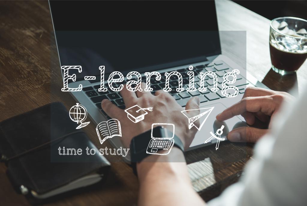 Man e-learning op laptop  - Foto, afbeelding