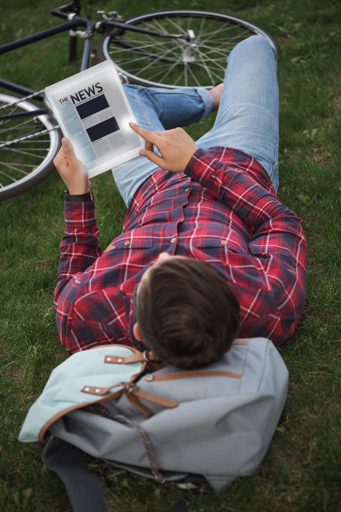 Человек читает новости на цифровом планшете
  - Фото, изображение