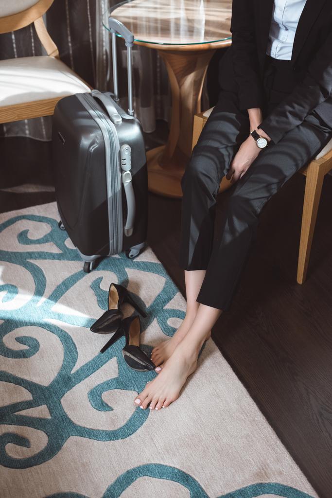 mujer de negocios con zapatos de tacón alto en la habitación de hotel
 - Foto, Imagen