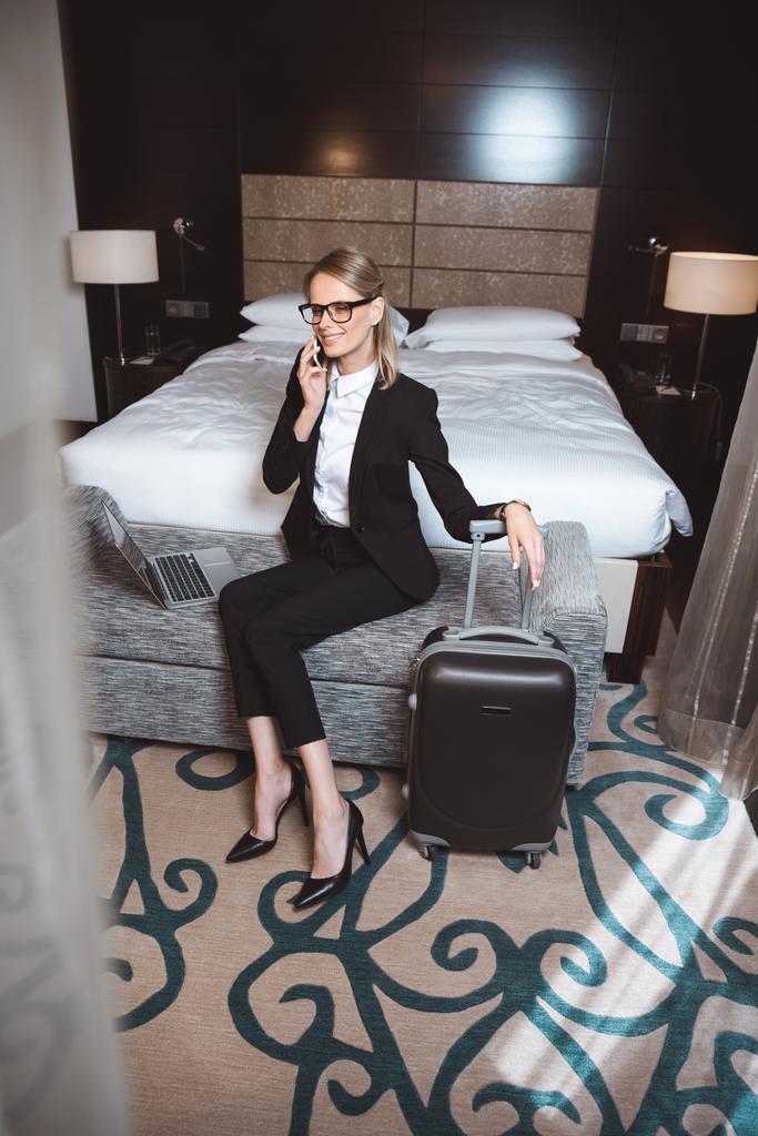 podnikatelka pomocí smartphone v hotelovém pokoji - Fotografie, Obrázek